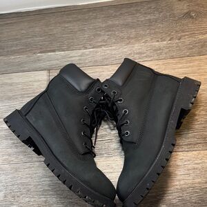 Timberland Black Lace-Up Ankle Boots woman’s size 7 (s133)